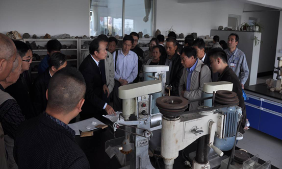 與會領(lǐng)導(dǎo)、專家參觀鑫海公司